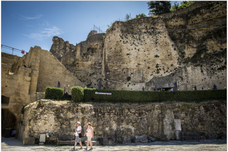 Natur und Bauwerk vereint In Orange