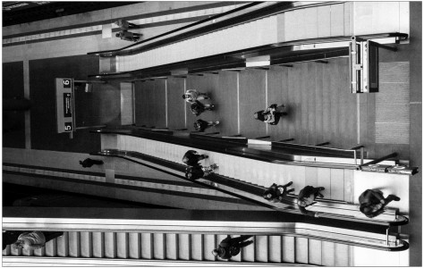 Auf der Treppe Menschen unterwegs