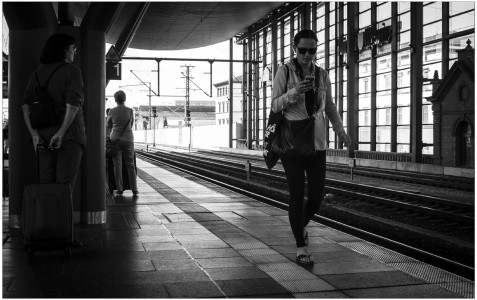 Am Bahnsteig Menschen unterwegs