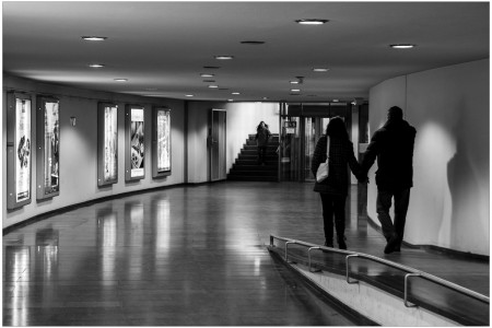 Hand in Hand Menschen unterwegs