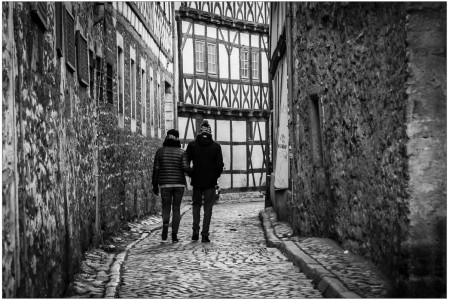 Durch diese hohle Gasse Menschen unterwegs