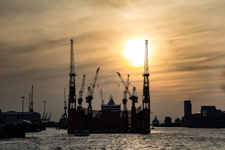 Im Dock Sonne, Wind und Wasser: Hamburg